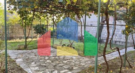 Трёхэтажный дом в центре Сутоморе в 10 минутах ходьбы до пляжа.