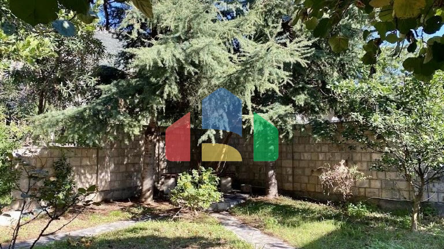 Трёхэтажный дом в центре Сутоморе в 10 минутах ходьбы до пляжа.