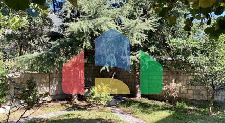 Трёхэтажный дом в центре Сутоморе в 10 минутах ходьбы до пляжа.