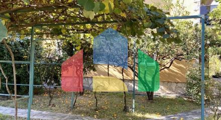 Трёхэтажный дом в центре Сутоморе в 10 минутах ходьбы до пляжа.