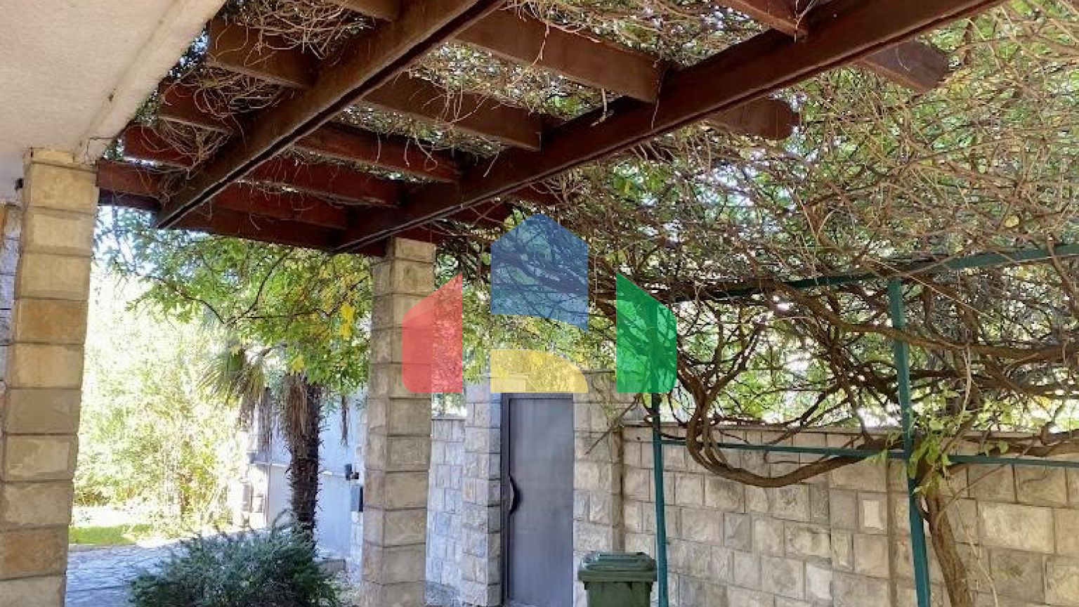 Трёхэтажный дом в центре Сутоморе в 10 минутах ходьбы до пляжа.