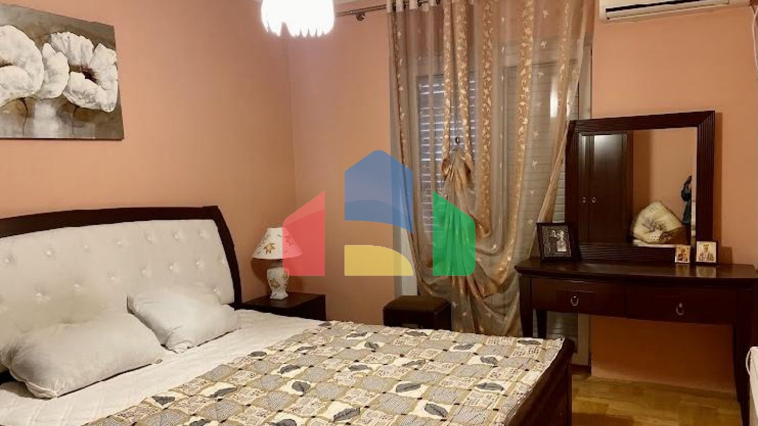 Трёхэтажный дом в центре Сутоморе в 10 минутах ходьбы до пляжа.