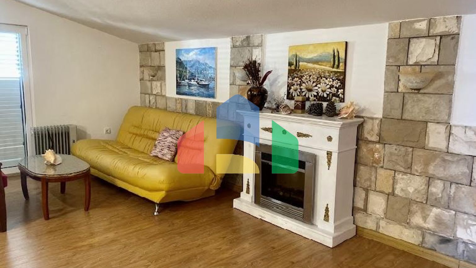 Трёхэтажный дом в центре Сутоморе в 10 минутах ходьбы до пляжа.