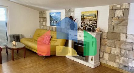 Трёхэтажный дом в центре Сутоморе в 10 минутах ходьбы до пляжа.