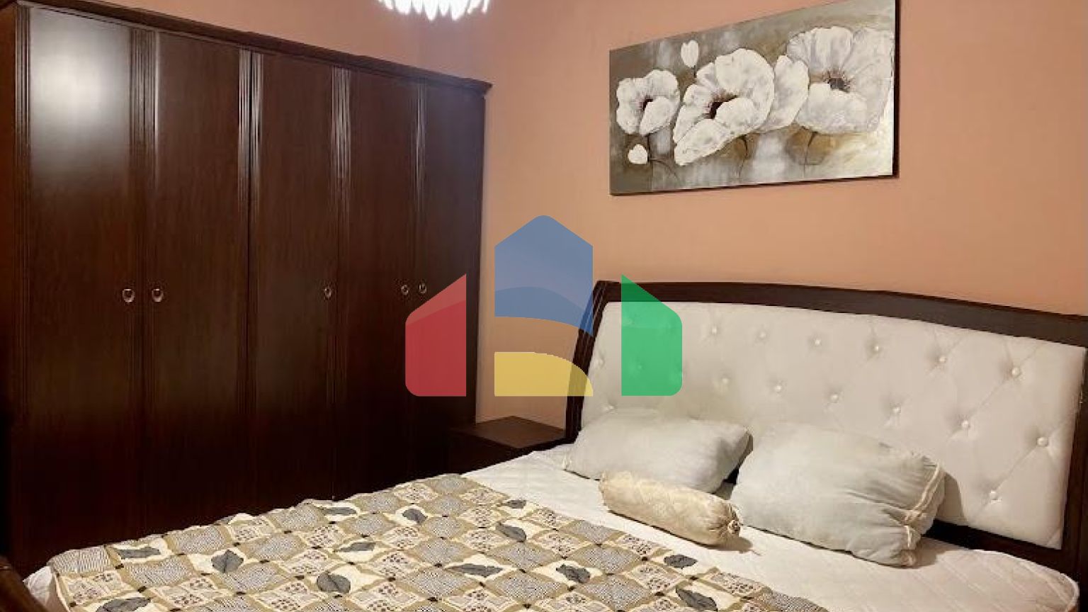 Трёхэтажный дом в центре Сутоморе в 10 минутах ходьбы до пляжа.