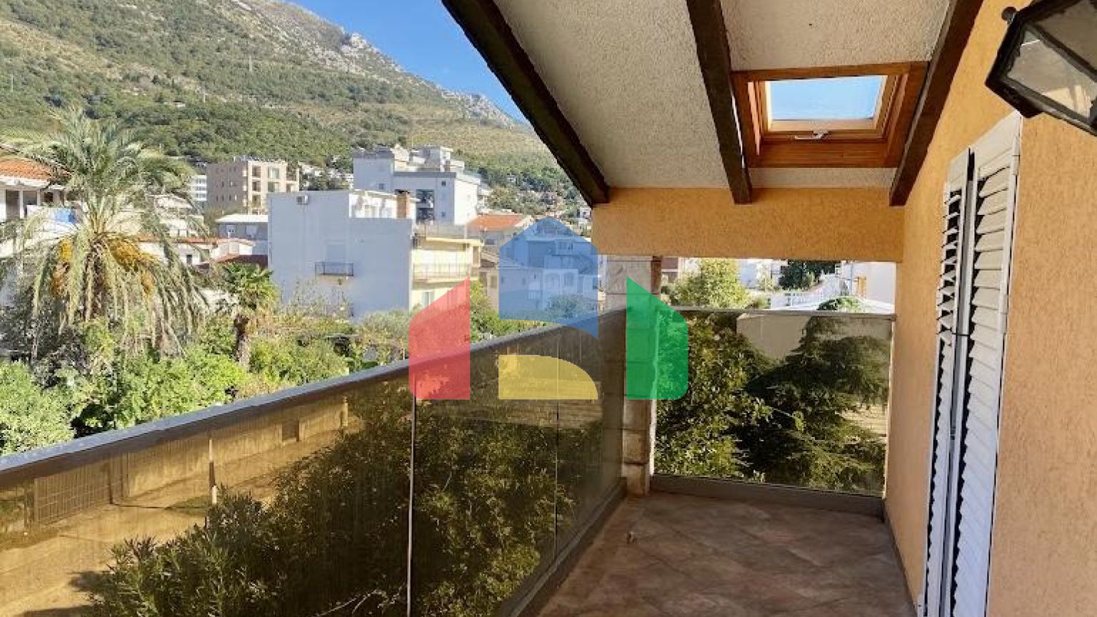 Трёхэтажный дом в центре Сутоморе в 10 минутах ходьбы до пляжа.