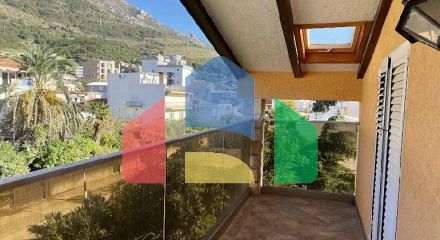 Трёхэтажный дом в центре Сутоморе в 10 минутах ходьбы до пляжа.