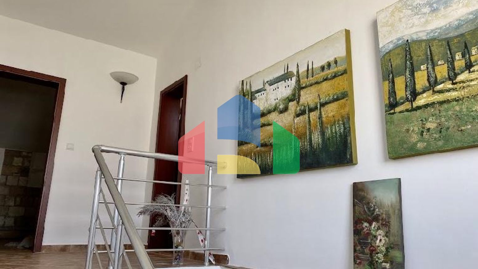 Трёхэтажный дом в центре Сутоморе в 10 минутах ходьбы до пляжа.