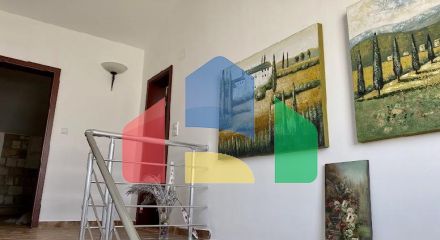 Трёхэтажный дом в центре Сутоморе в 10 минутах ходьбы до пляжа.