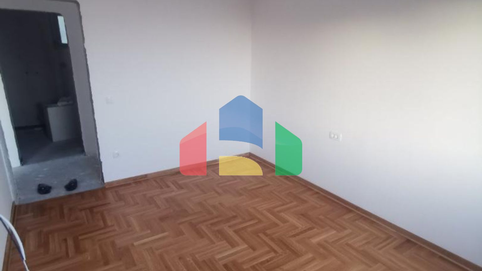 Новый одноэтажный дом с большим участком в Сутоморе.