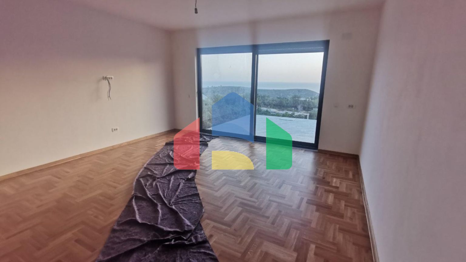 Новый одноэтажный дом с большим участком в Сутоморе.