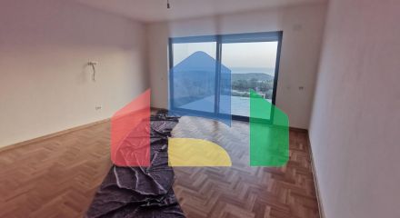 Новый одноэтажный дом с большим участком в Сутоморе.