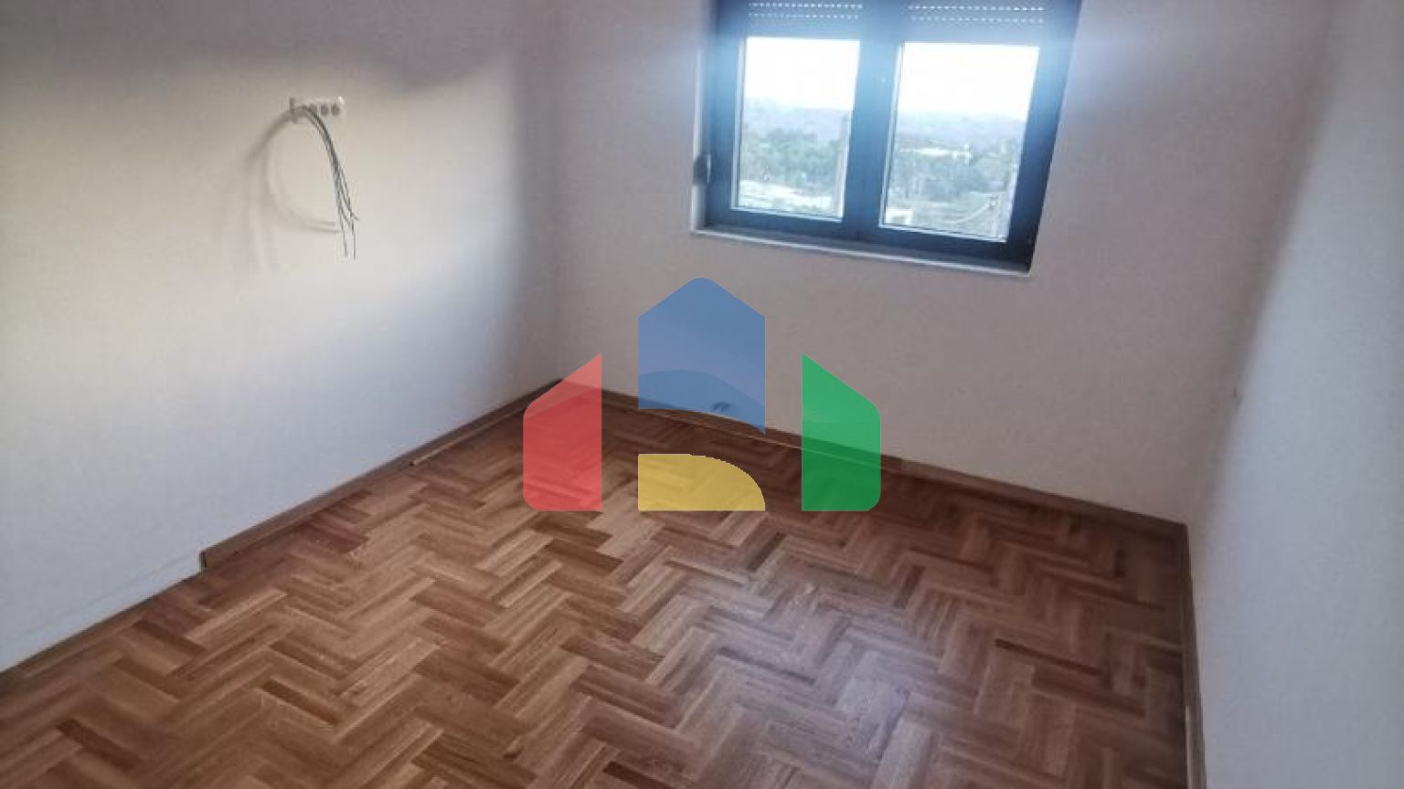 Новый одноэтажный дом с большим участком в Сутоморе.