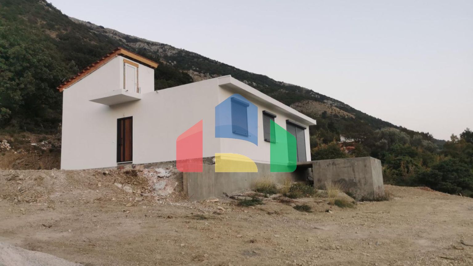 Новый одноэтажный дом с большим участком в Сутоморе.