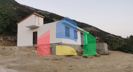 Новый одноэтажный дом с большим участком в Сутоморе.