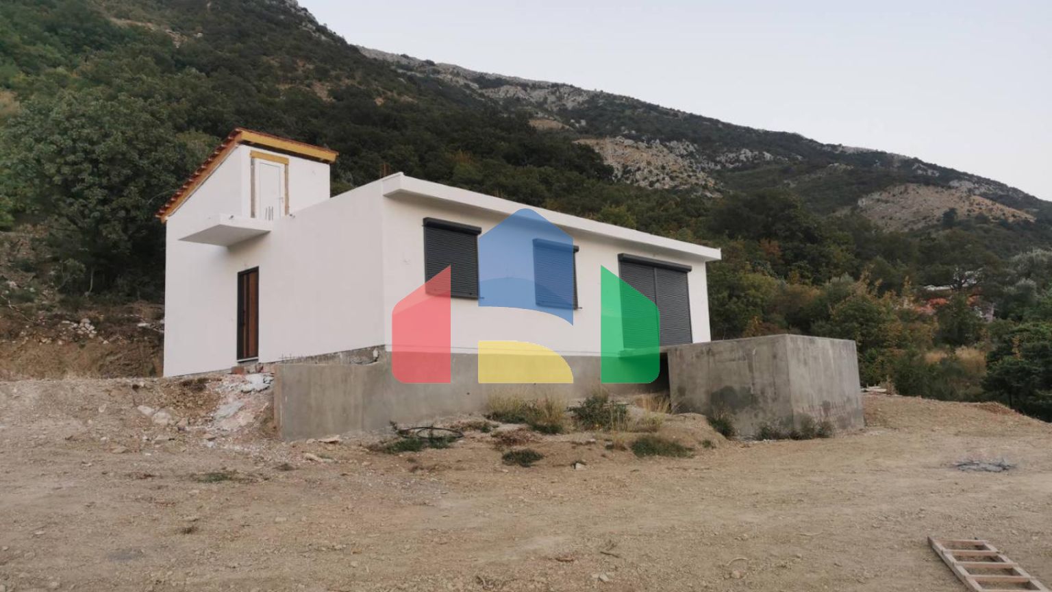 Новый одноэтажный дом с большим участком в Сутоморе.