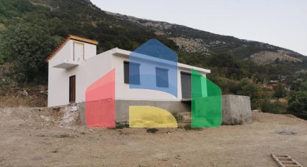 Новый одноэтажный дом с большим участком в Сутоморе.