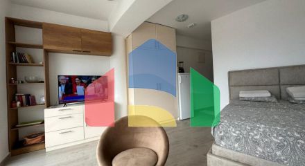 Квартира студия в новом многоэтажном доме в самом центре Сутоморе.