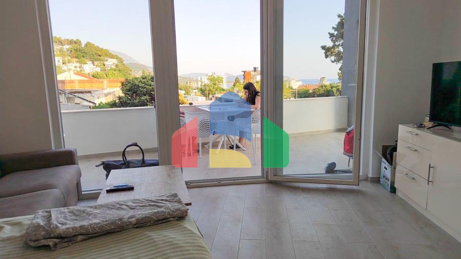 Квартира студия в новом многоэтажном доме в самом центре Сутоморе.