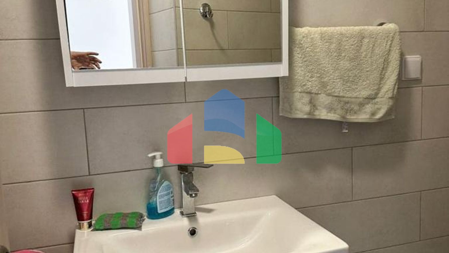 Квартира студия в новом многоэтажном доме в самом центре Сутоморе.