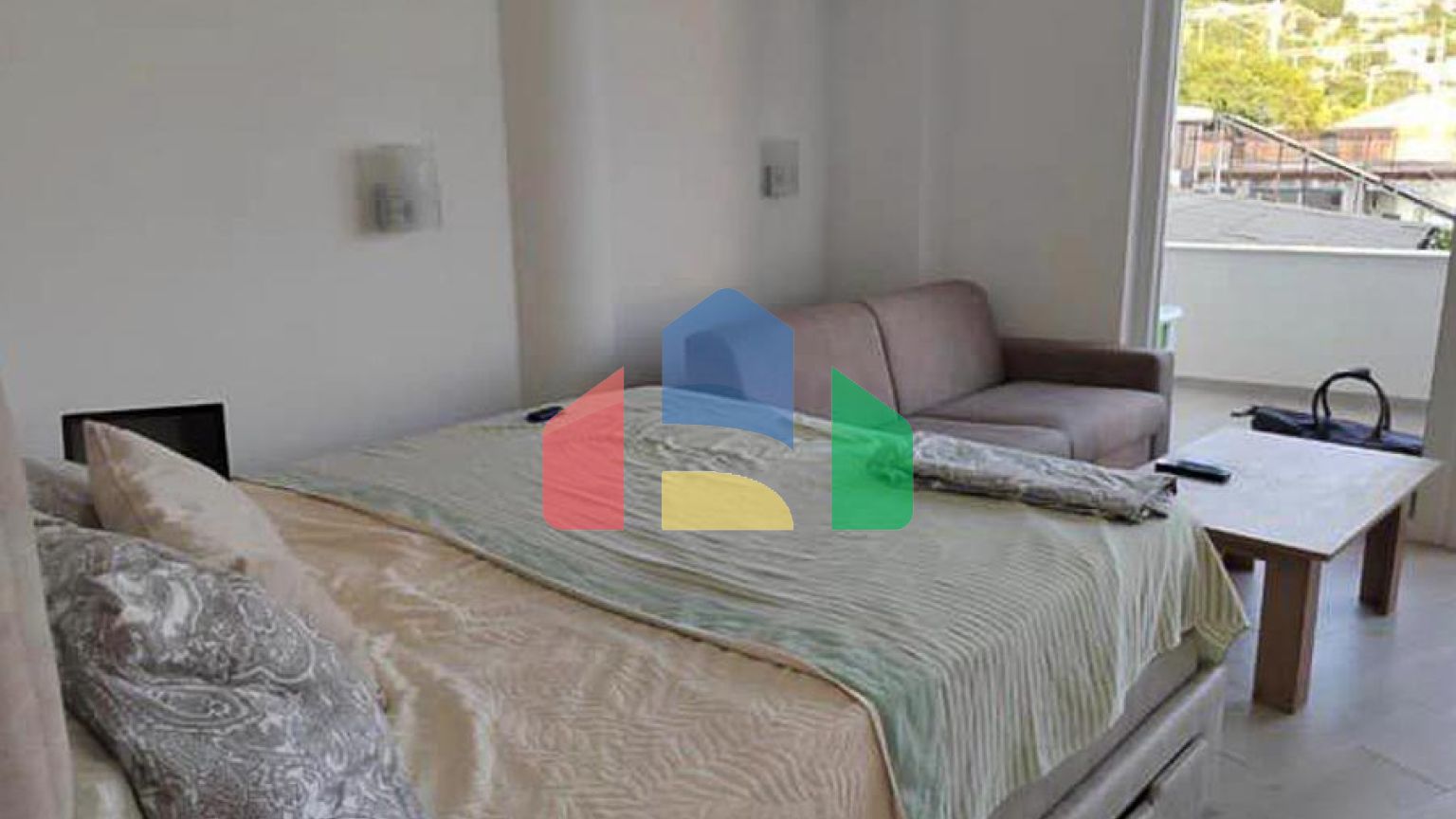 Квартира студия в новом многоэтажном доме в самом центре Сутоморе.