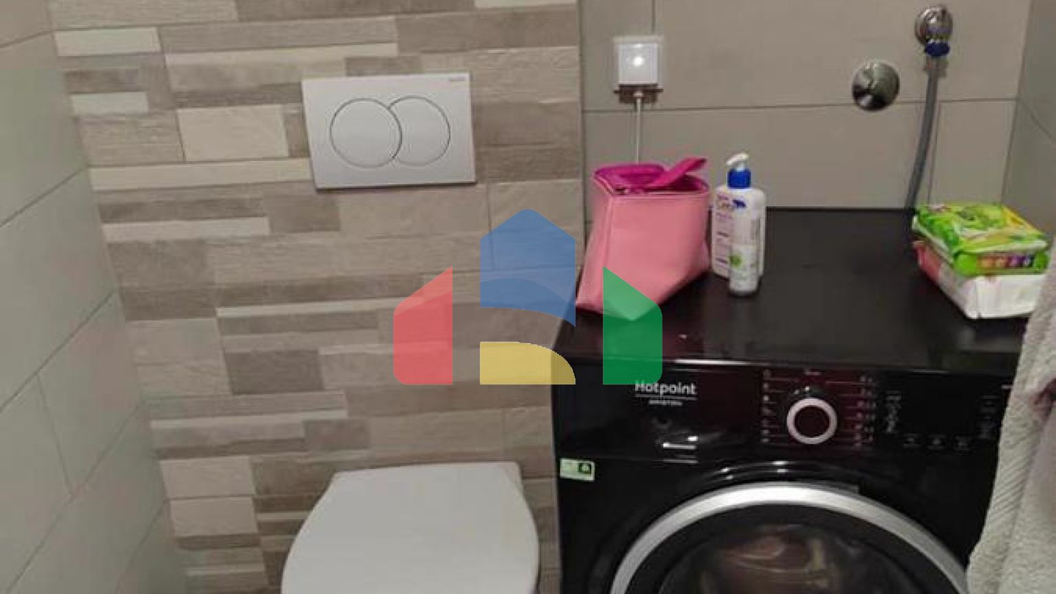 Квартира студия в новом многоэтажном доме в самом центре Сутоморе.