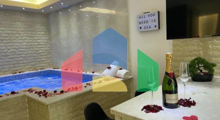 Уникальная квартира с внутренним бассейном в центре Сутоморе  рядом с морем