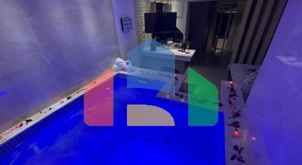Уникальная квартира с внутренним бассейном в центре Сутоморе  рядом с морем