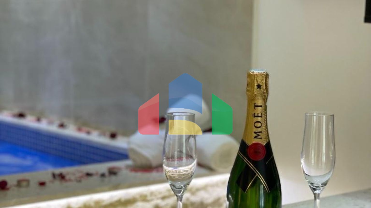 Уникальная квартира с внутренним бассейном в центре Сутоморе  рядом с морем