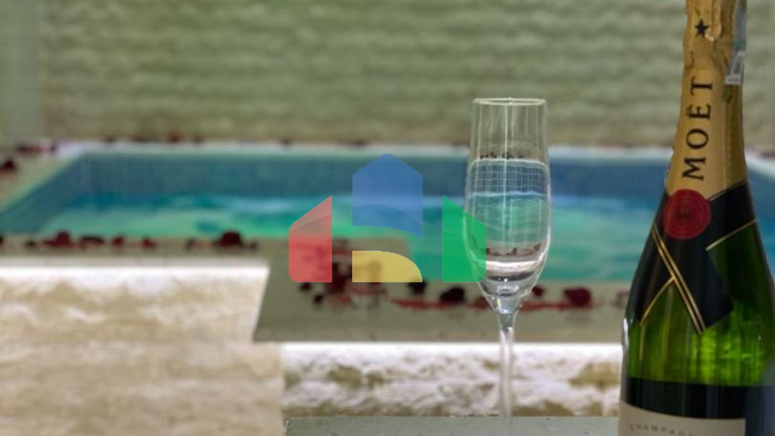 Уникальная квартира с внутренним бассейном в центре Сутоморе  рядом с морем