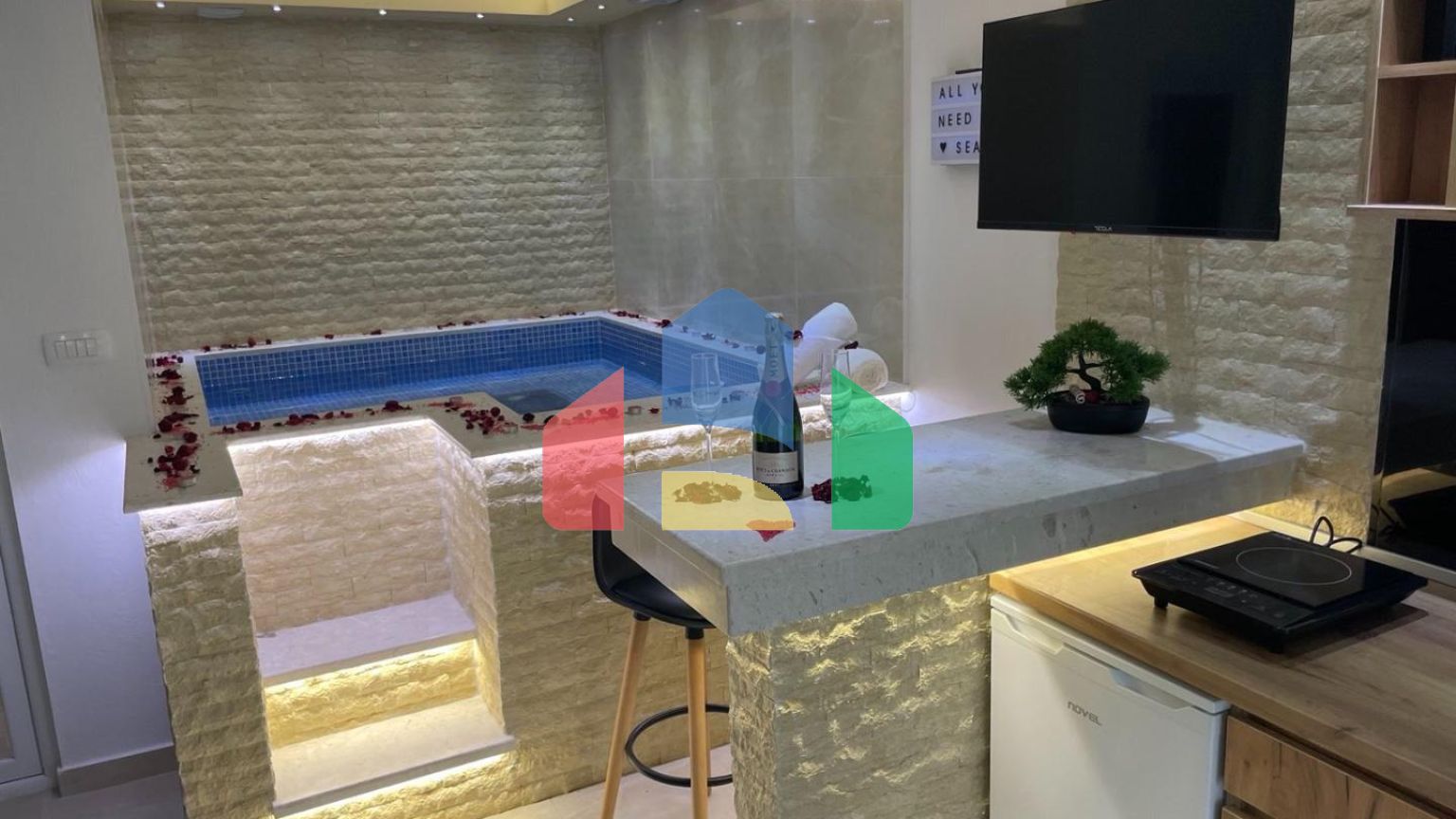 Уникальная квартира с внутренним бассейном в центре Сутоморе  рядом с морем