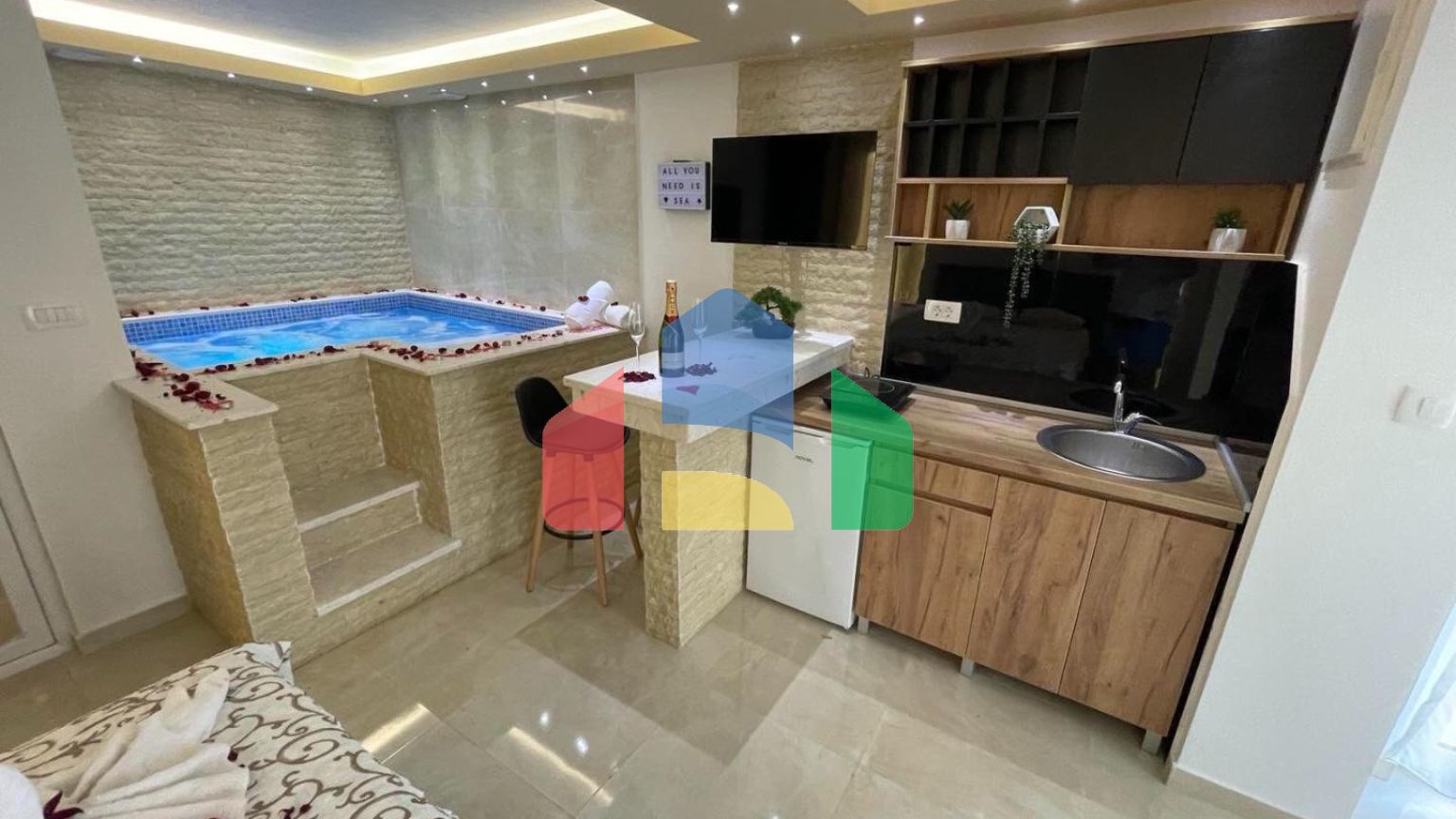 Уникальная квартира с внутренним бассейном в центре Сутоморе  рядом с морем