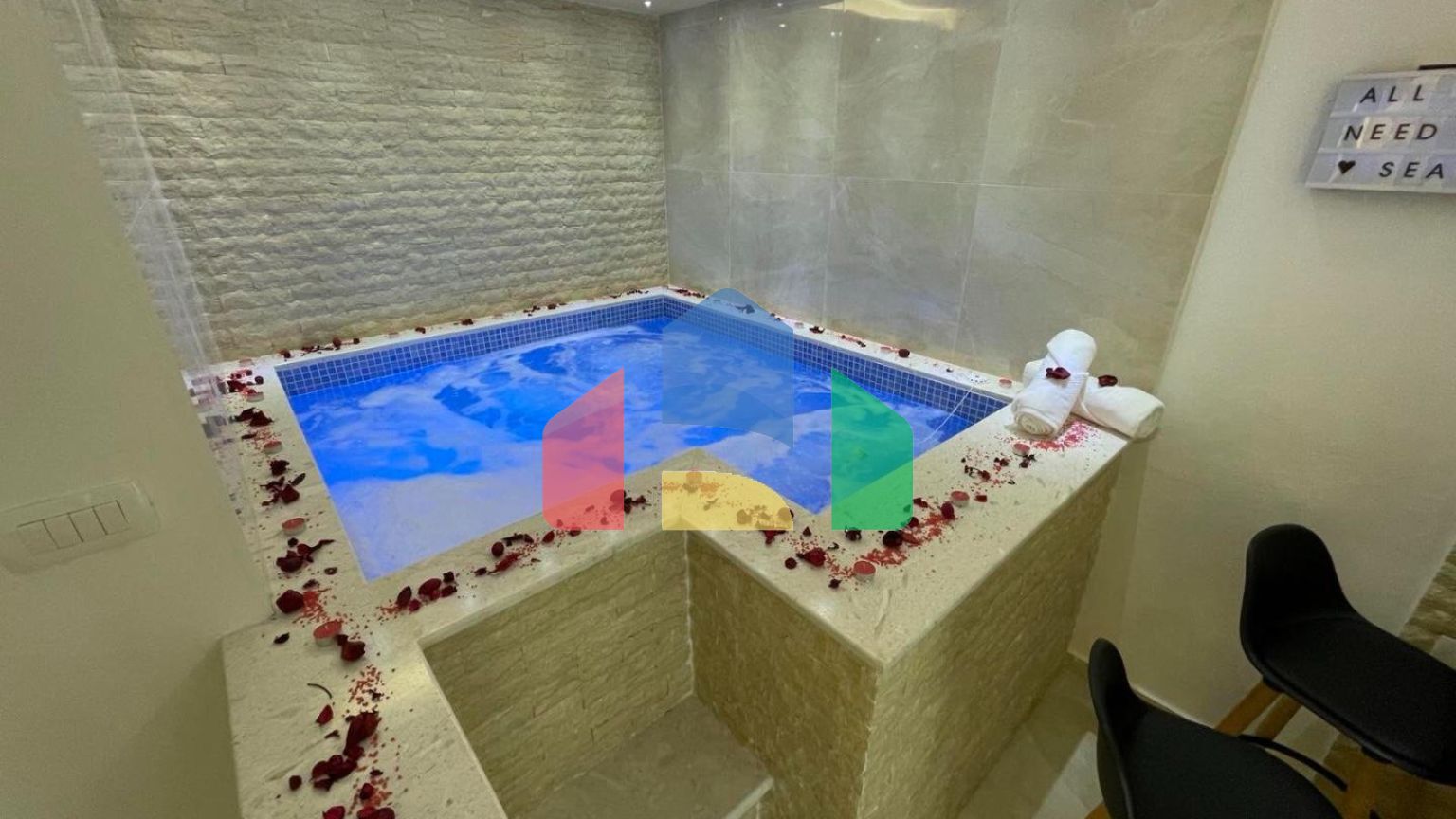 Уникальная квартира с внутренним бассейном в центре Сутоморе  рядом с морем