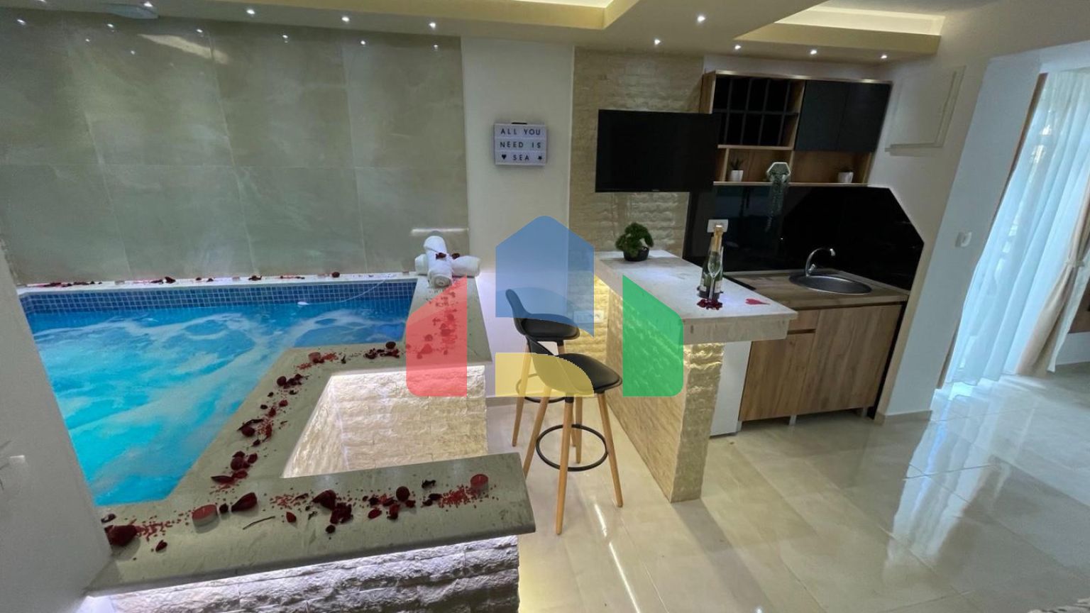 Уникальная квартира с внутренним бассейном в центре Сутоморе  рядом с морем