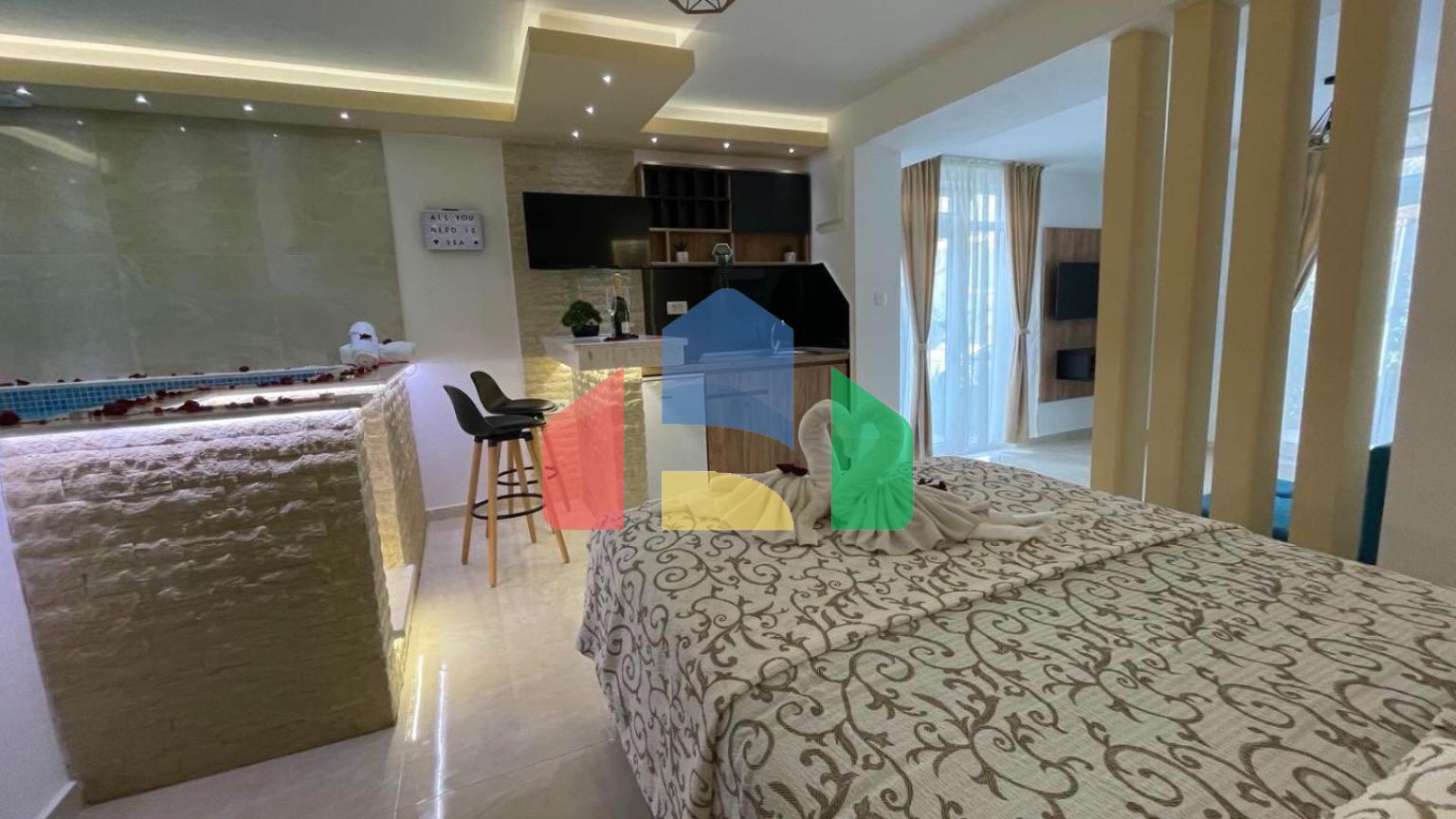 Уникальная квартира с внутренним бассейном в центре Сутоморе  рядом с морем