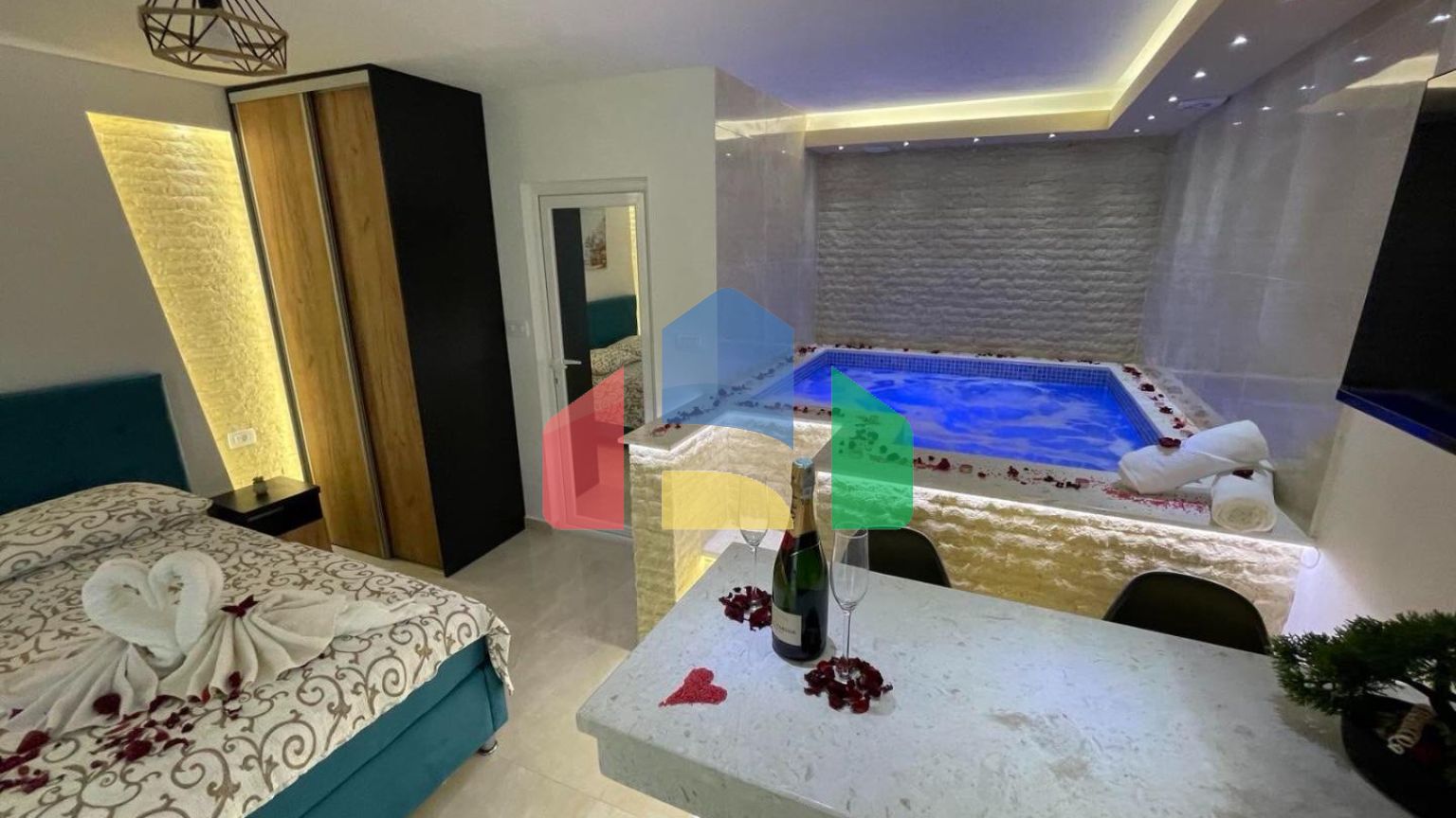 Уникальная квартира с внутренним бассейном в центре Сутоморе  рядом с морем