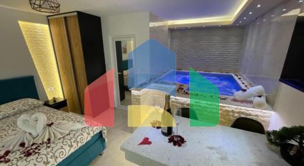 Уникальная квартира с внутренним бассейном в центре Сутоморе рядом с морем Уникальная квартира с внутренним бассейном в центре Сутоморе рядом с морем