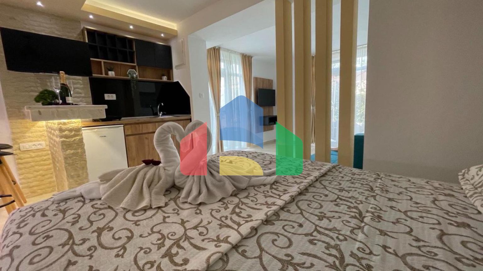 Уникальная квартира с внутренним бассейном в центре Сутоморе  рядом с морем