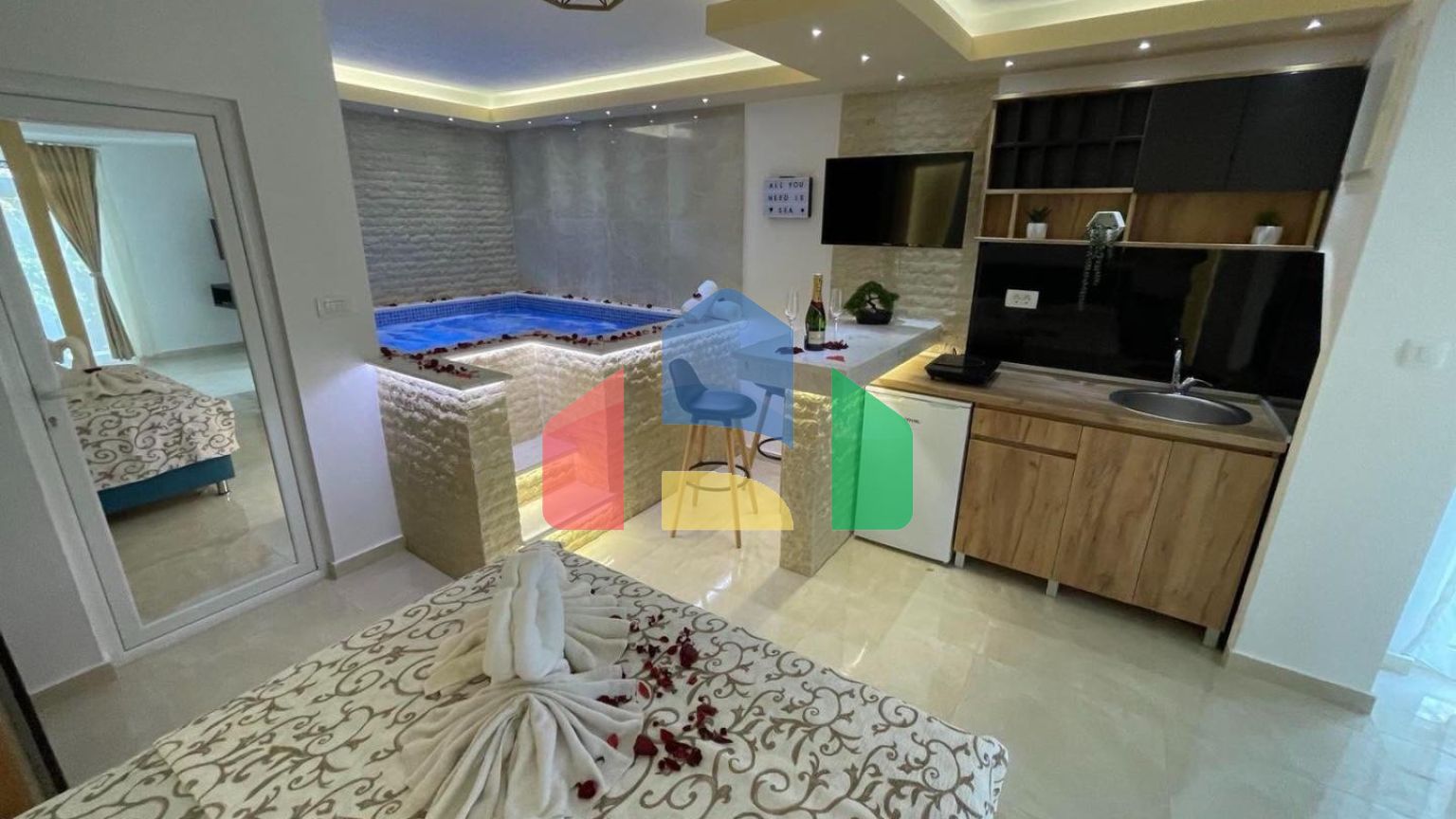 Уникальная квартира с внутренним бассейном в центре Сутоморе  рядом с морем