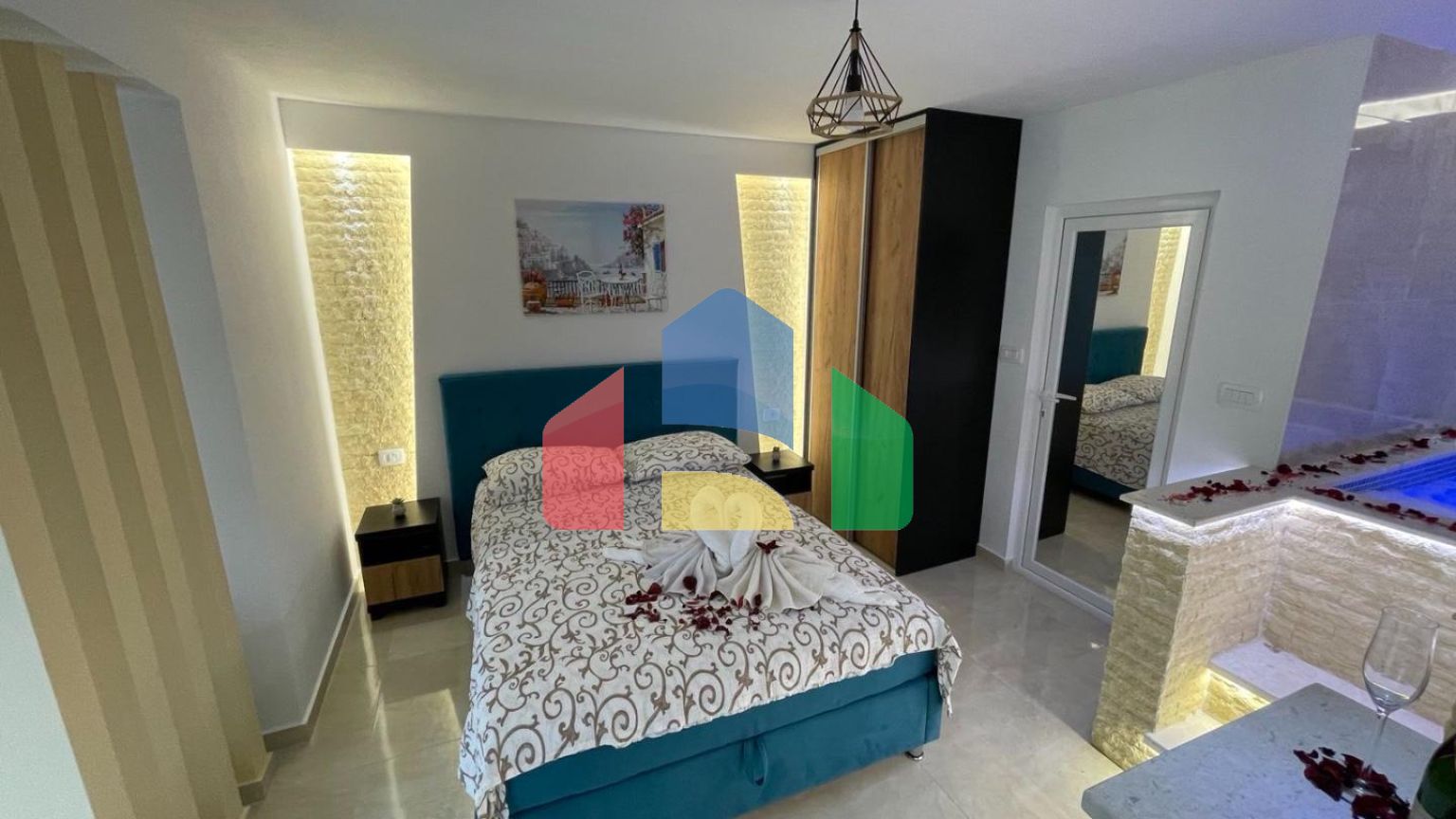 Уникальная квартира с внутренним бассейном в центре Сутоморе  рядом с морем