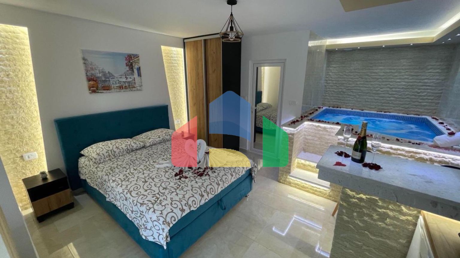 Уникальная квартира с внутренним бассейном в центре Сутоморе  рядом с морем