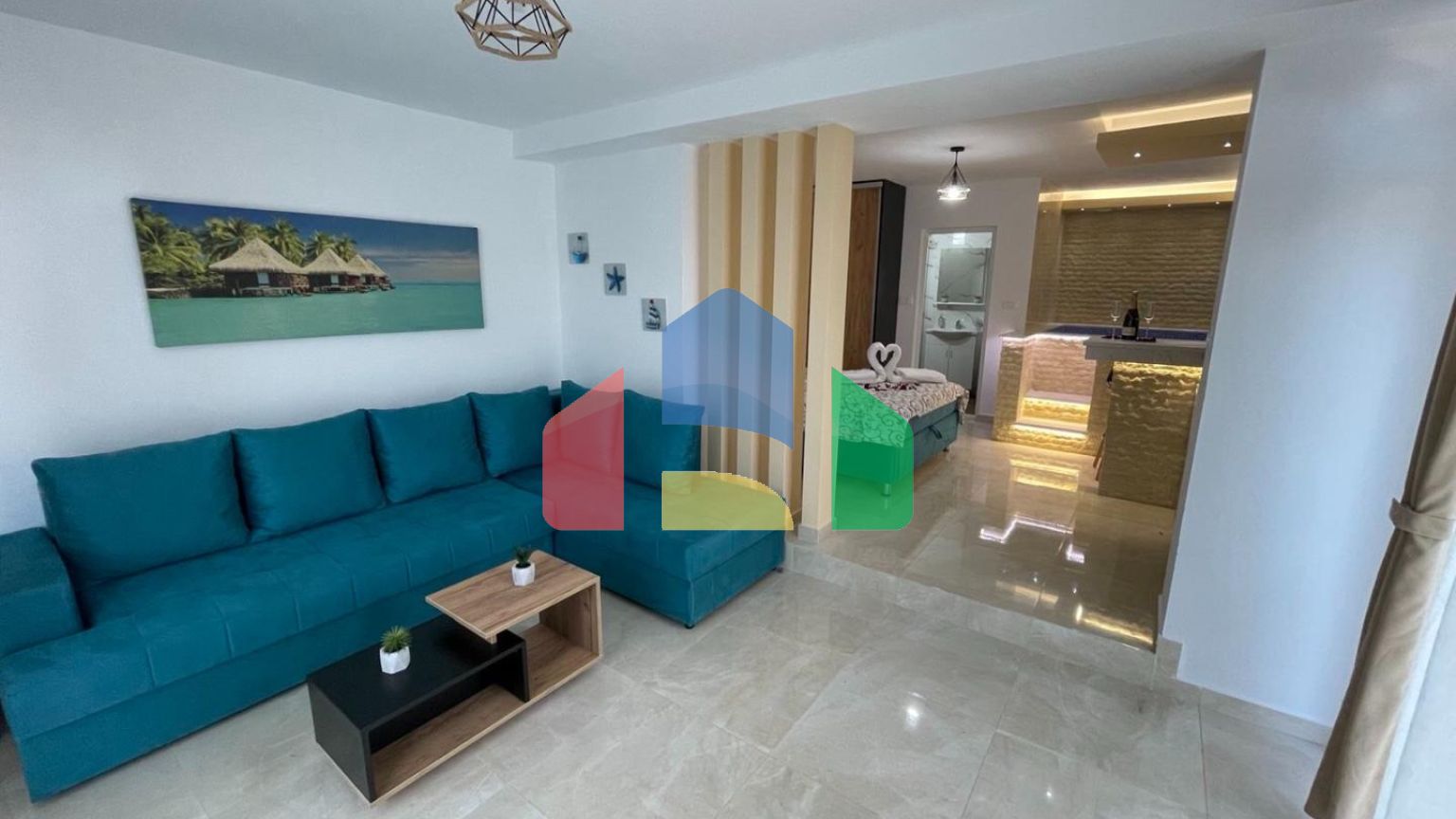 Уникальная квартира с внутренним бассейном в центре Сутоморе  рядом с морем