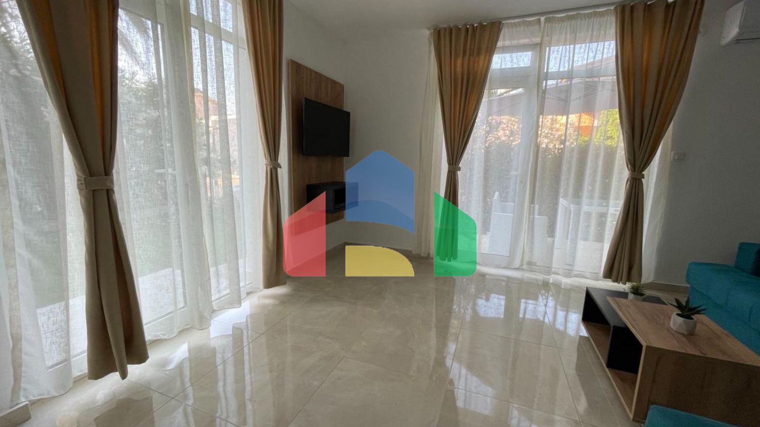 Уникальная квартира с внутренним бассейном в центре Сутоморе  рядом с морем