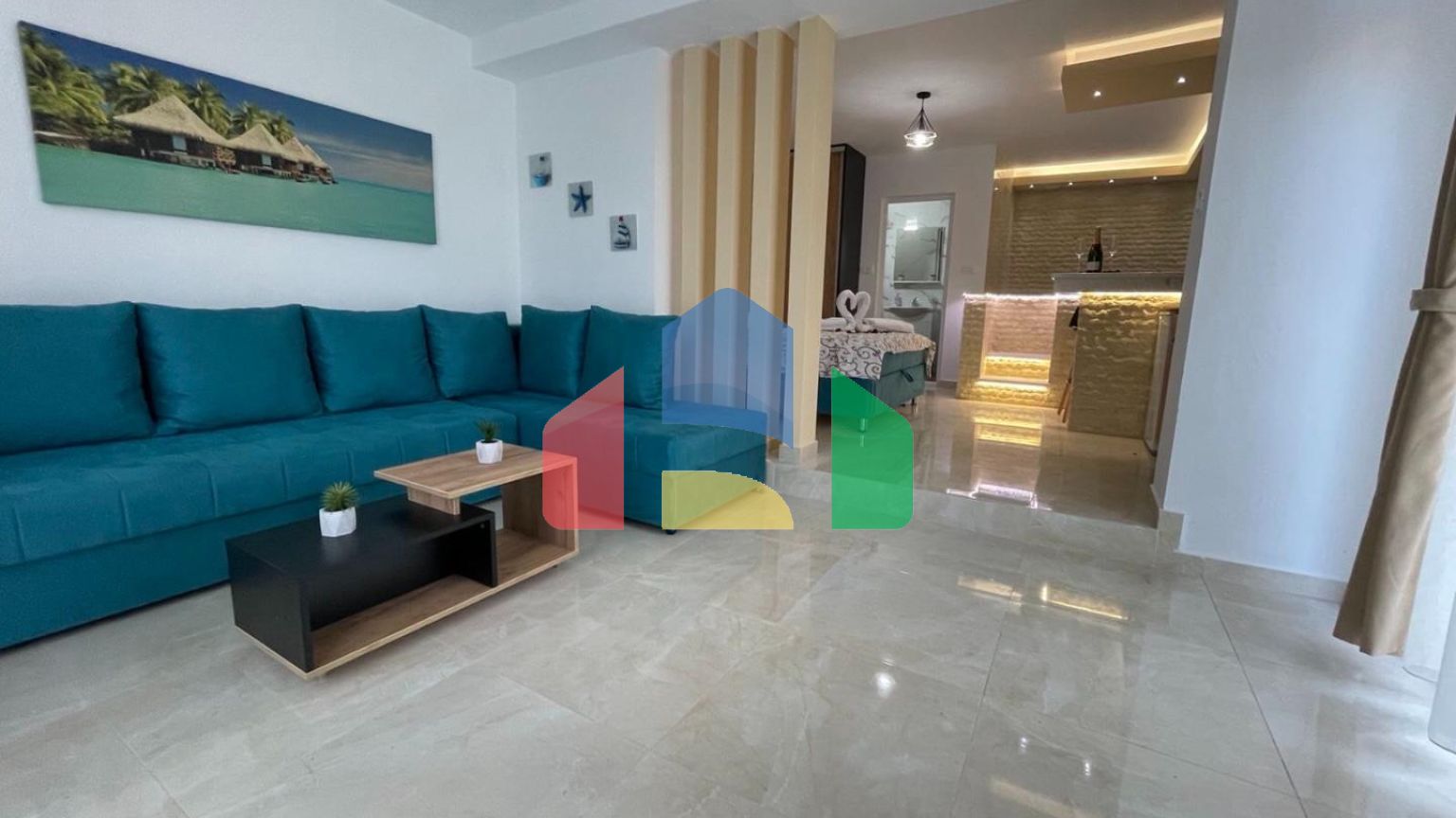 Уникальная квартира с внутренним бассейном в центре Сутоморе  рядом с морем