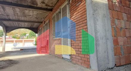 Незавершенный двухэтажный дом с участком в районе Занковичи, Сутоморе.