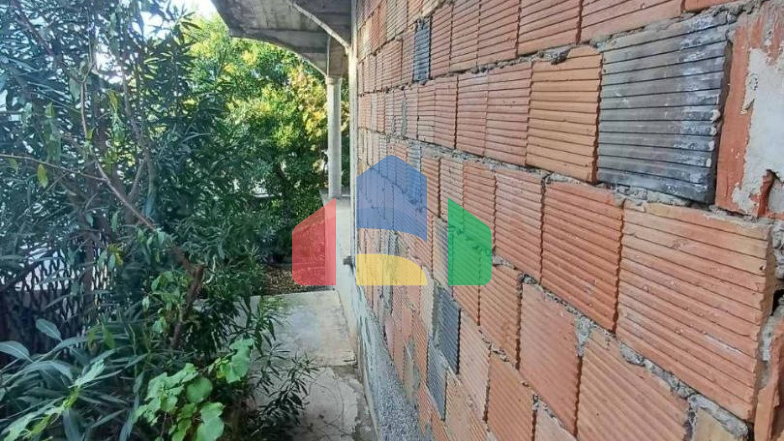 Незавершенный двухэтажный дом с участком в районе Занковичи, Сутоморе.