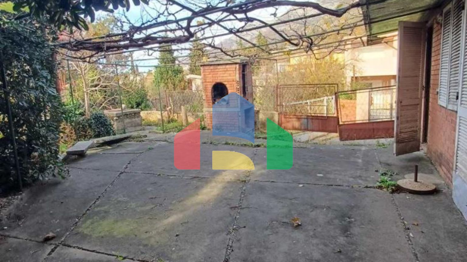 Незавершенный двухэтажный дом с участком в районе Занковичи, Сутоморе.