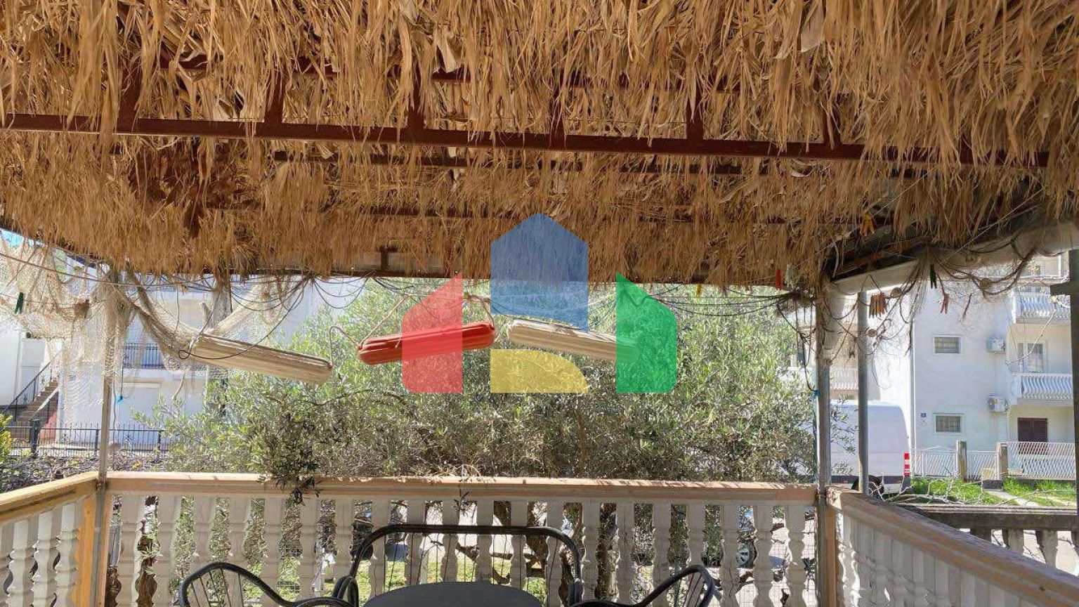 Часть дома на 8 апартаментов в Сутоморе на равнине.