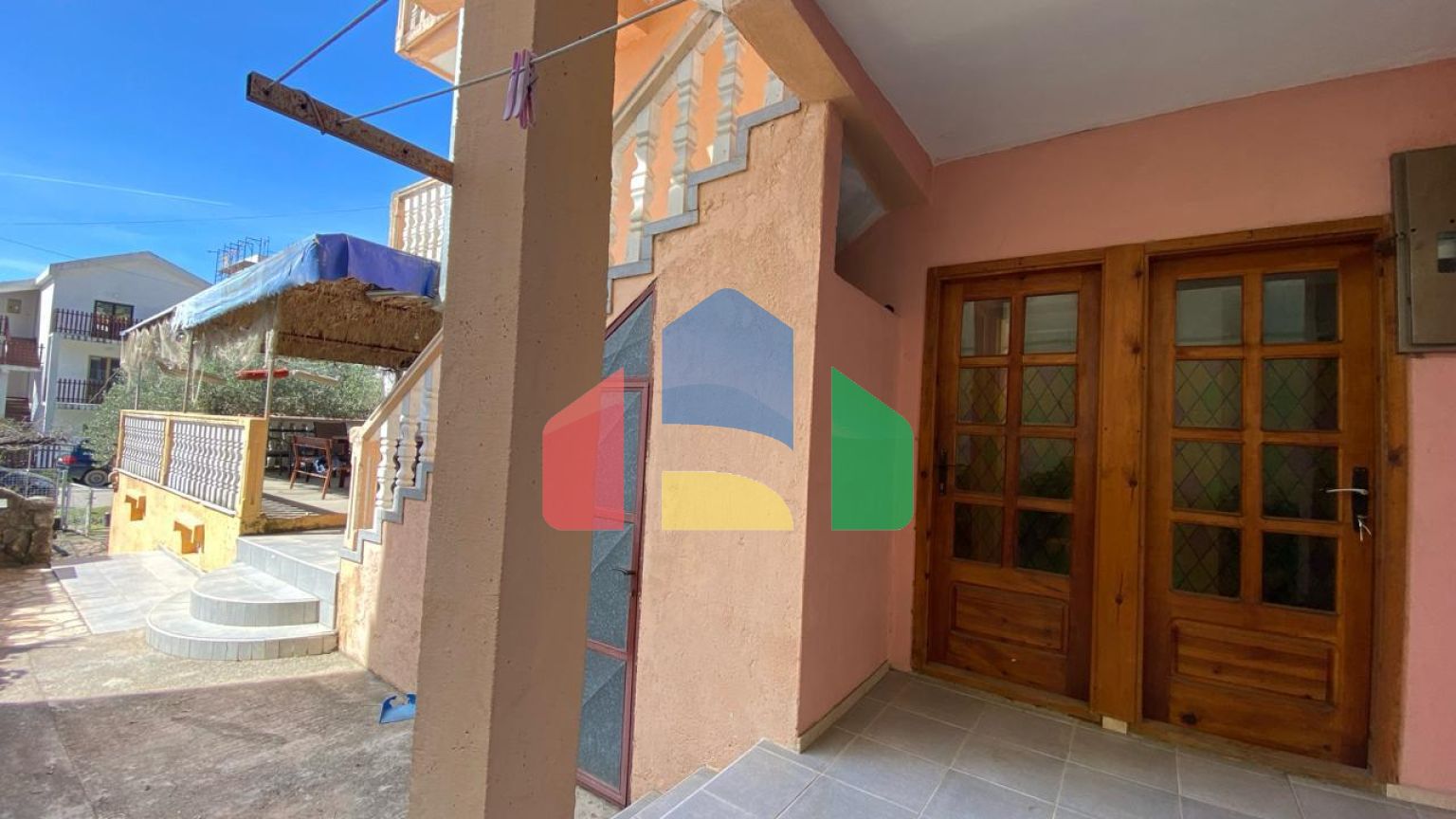 Часть дома на 8 апартаментов в Сутоморе на равнине.