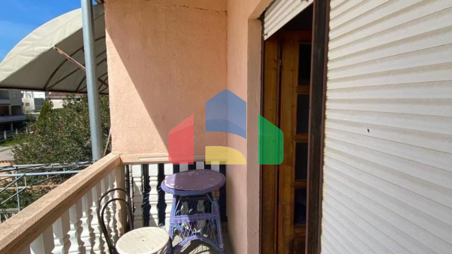 Часть дома на 8 апартаментов в Сутоморе на равнине.